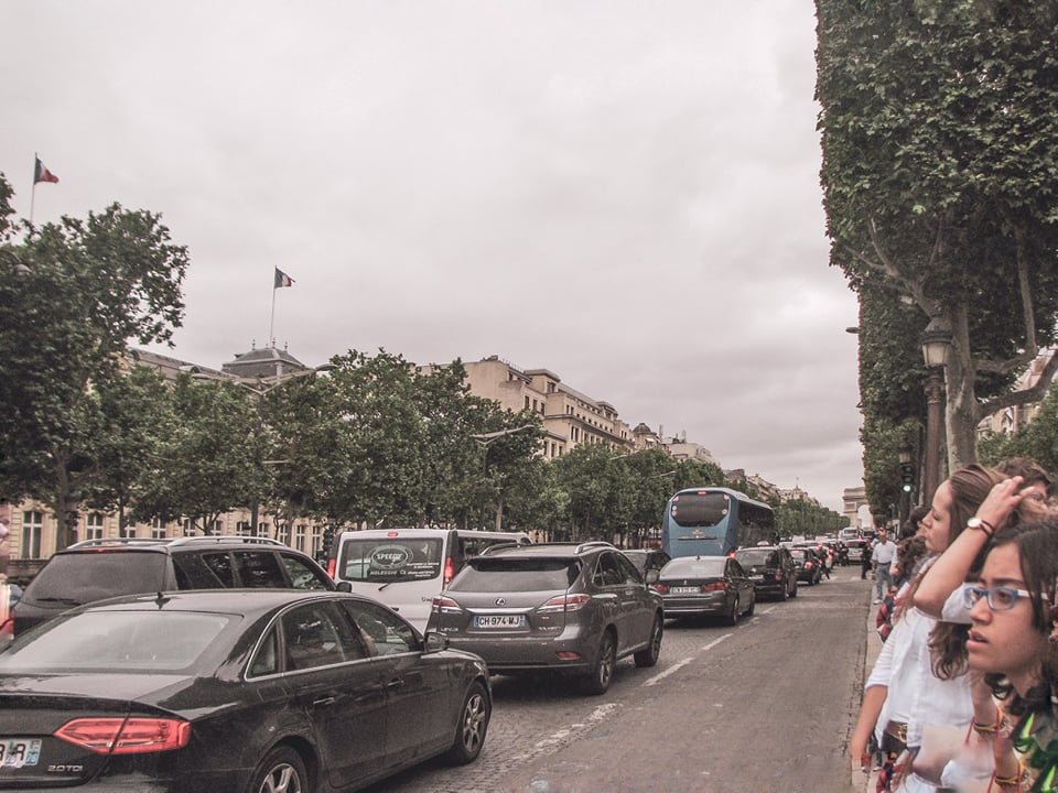 Champs-Elysées com Arco do Triunfo ao fundo