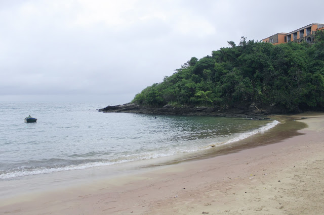 Búzios com chuva na Praia de João Fernandes