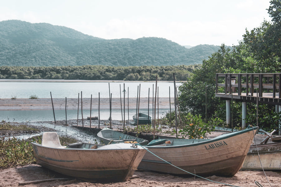 Barcos na Vila de Pedrinhas, em Ilha Comprida