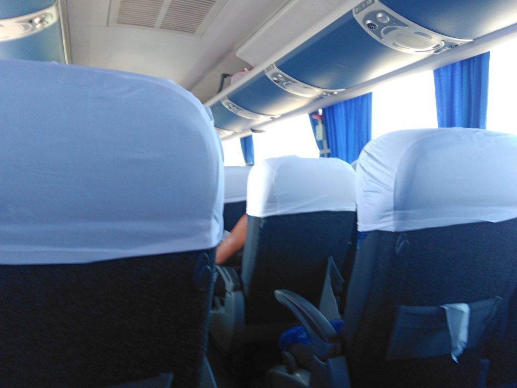Como viajar para Arraial do Cabo: ônibus da 1001 é uma opção