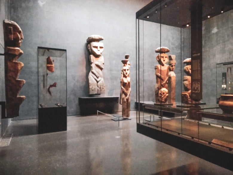 Exposição Chile antes de Chile do Museu Chileno de Arte Pré-colombiana. Em destaque, estátuas de madeira Chemamülles do povo Mapuche.