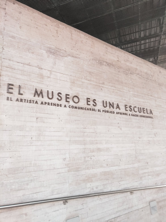 Entrada do Museu com a frase "El Museo es una escuela: el artista aprende a comunicarse, el público aprende a hacer conexiones"