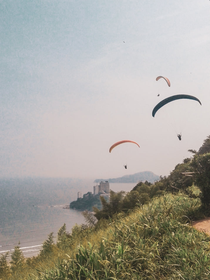 Topo do Morro de Itararé, com pessoas pulando de parapente