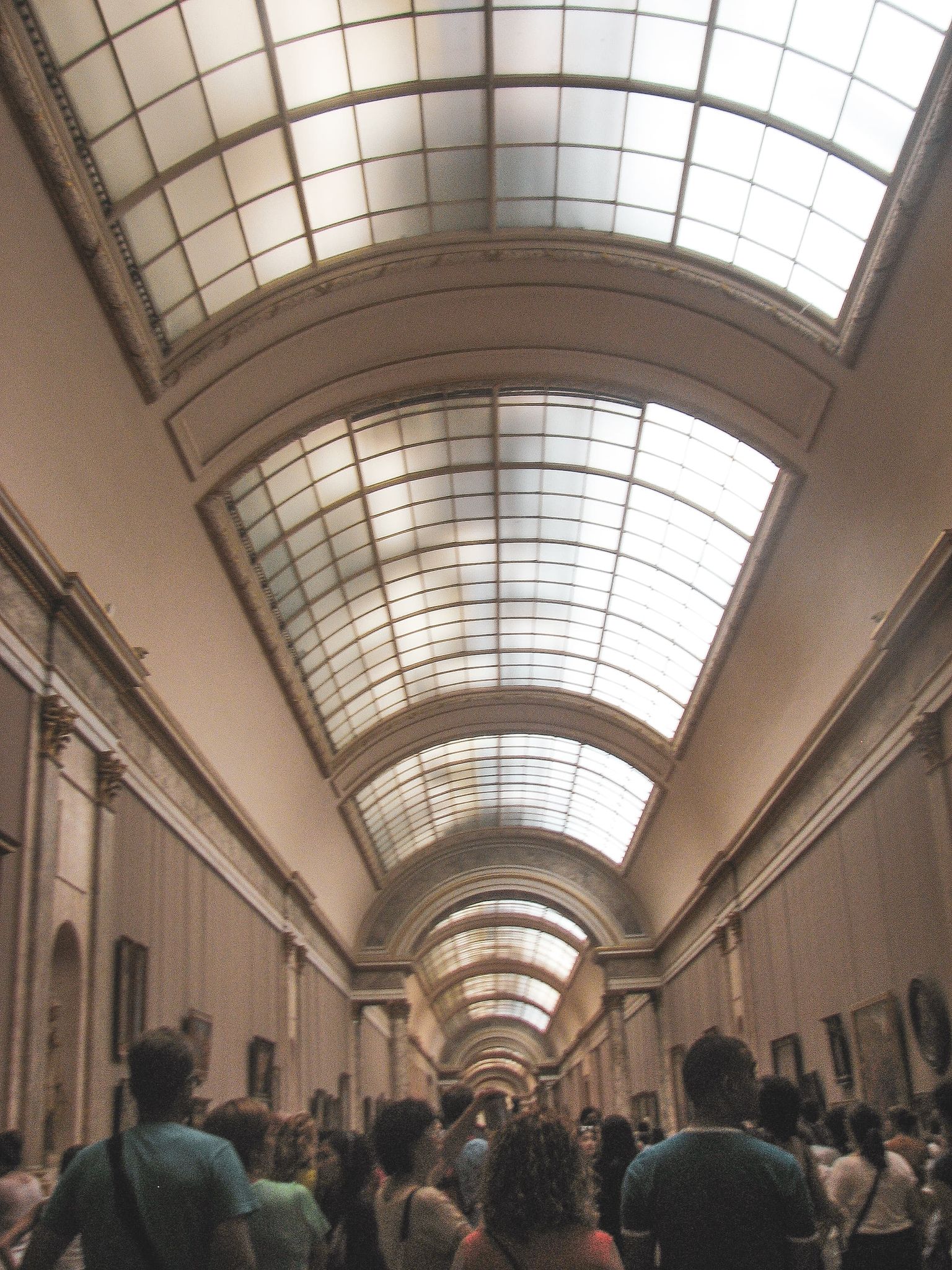 Corredor do Museu do Louvre com visitantes
