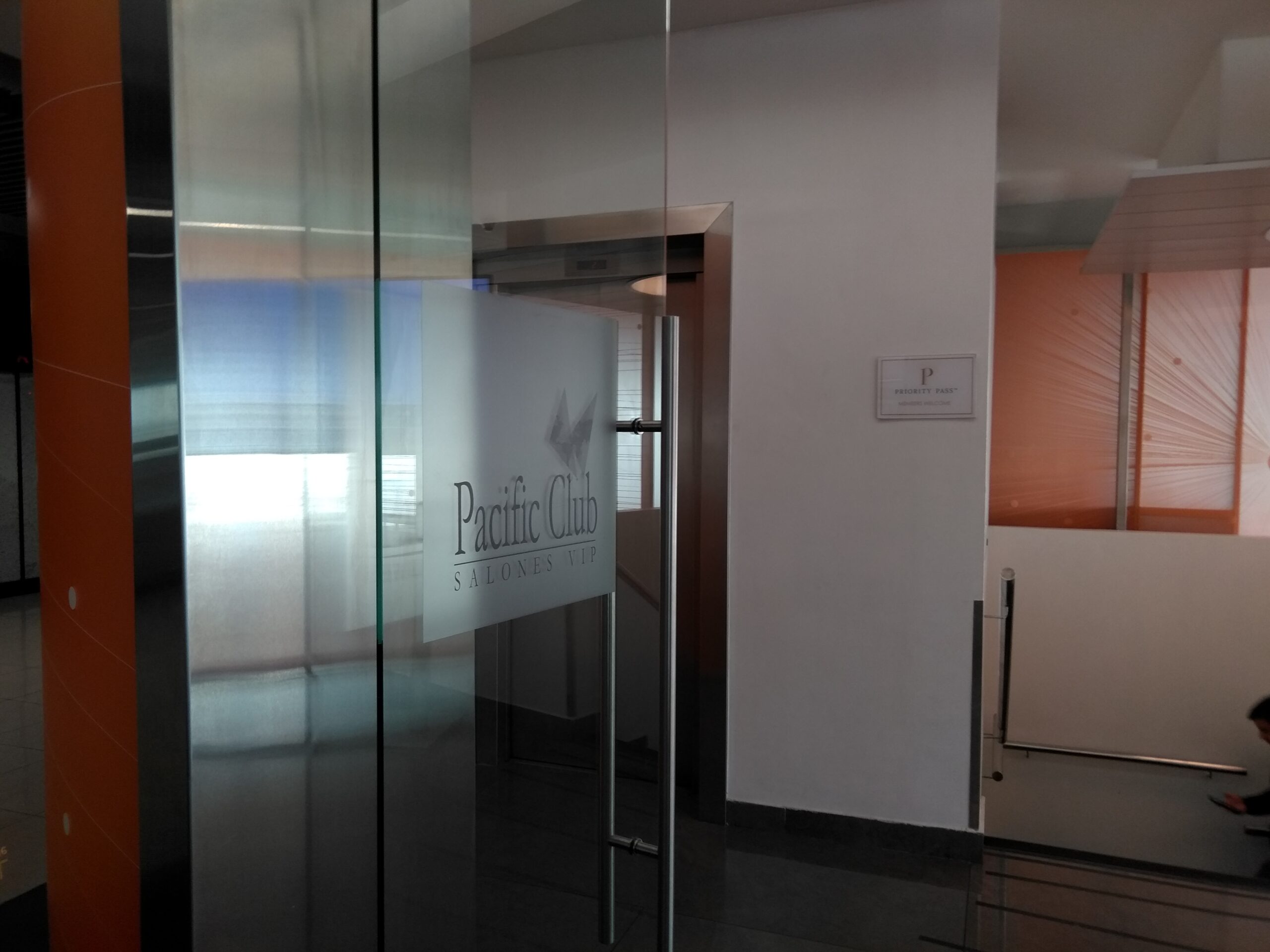Entrada da Pacific Club, sala vip em Santiago