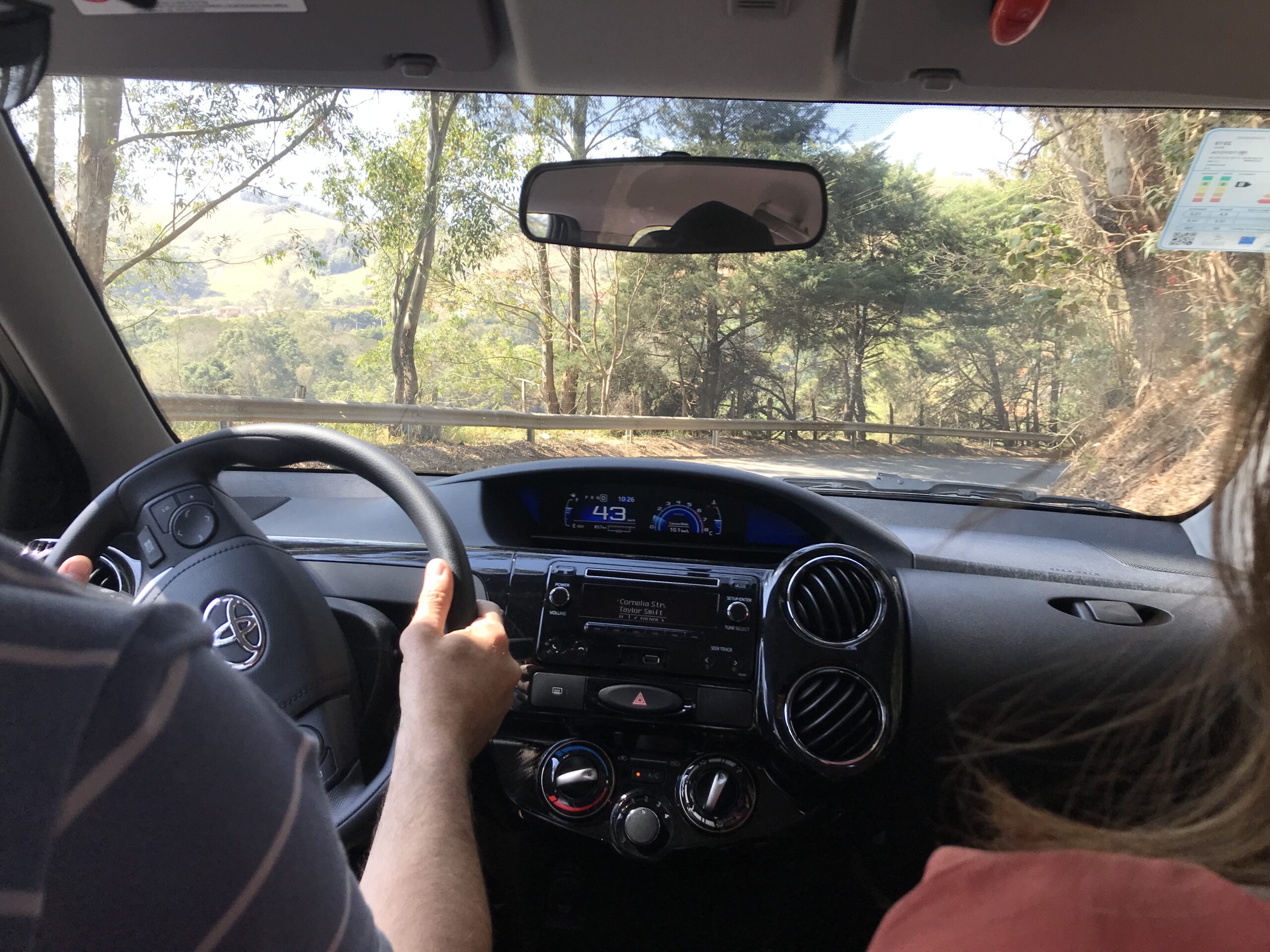Painel de carro em estrada