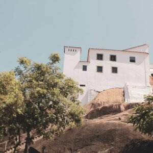 Prédio branco do Convento da Penha em Vila Velha