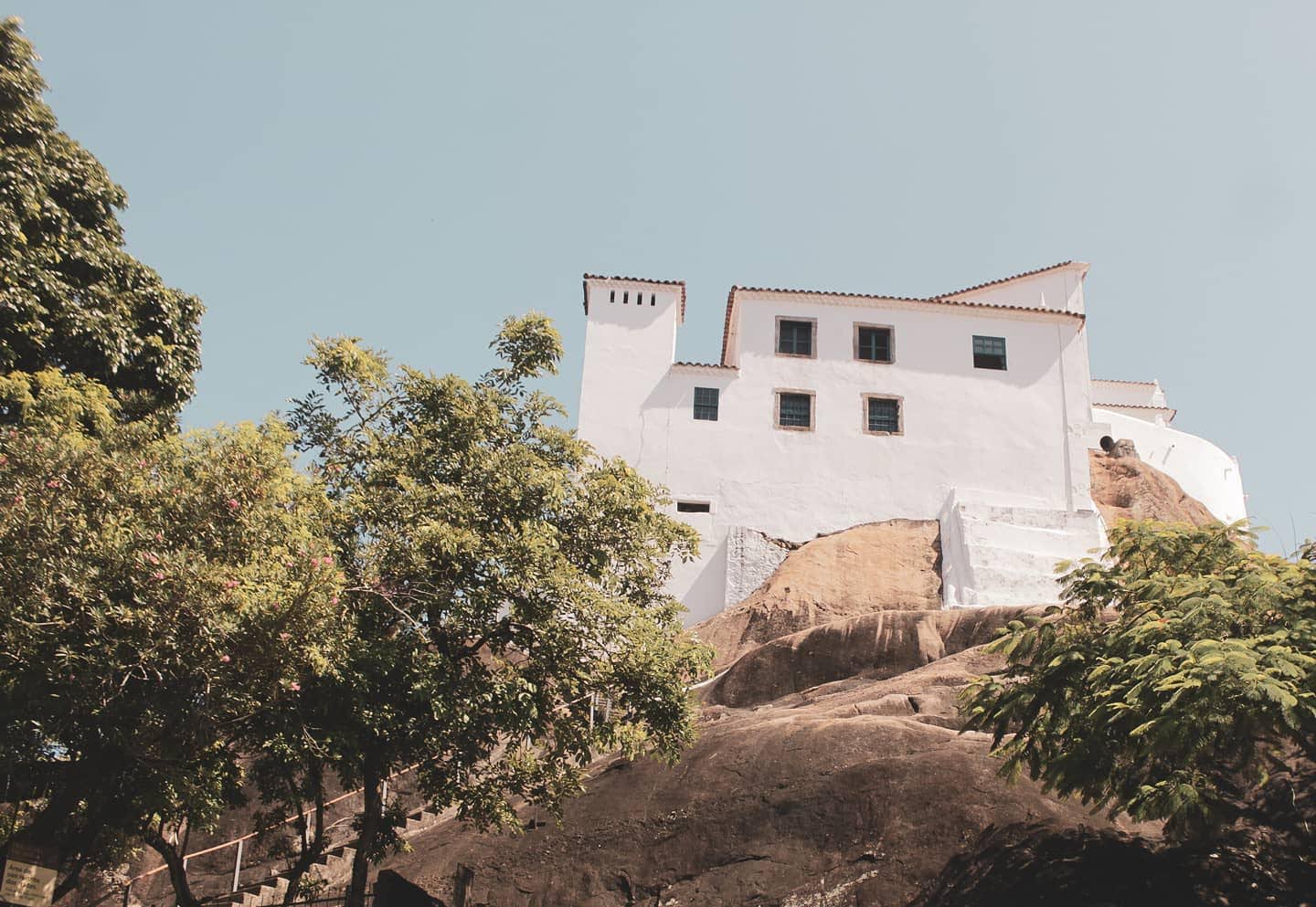 Prédio branco do Convento da Penha em Vila Velha