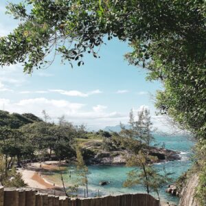 Vista do mar azul da Praia Secreta em Vila Velha