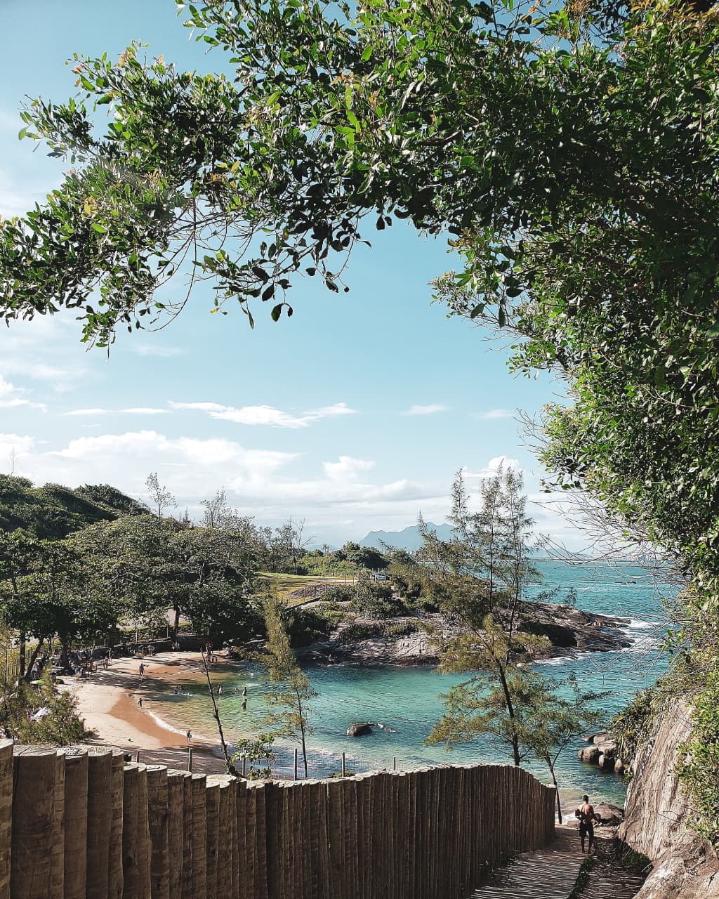 Vista do mar azul da Praia Secreta em Vila Velha