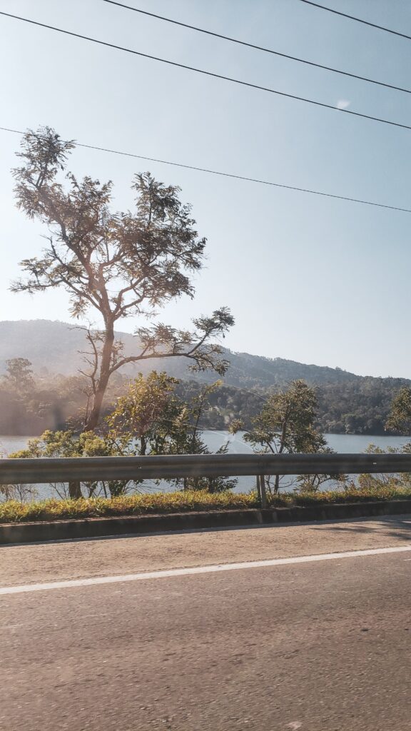 Estrada para Serrinha, em Bragança Paulista, com árvores, morros e represa