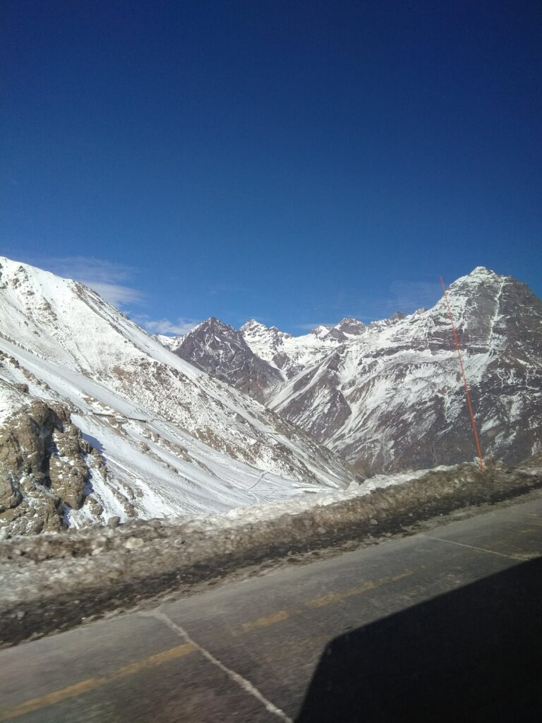 Caminho para Portillo na Cordilheira dos Andes