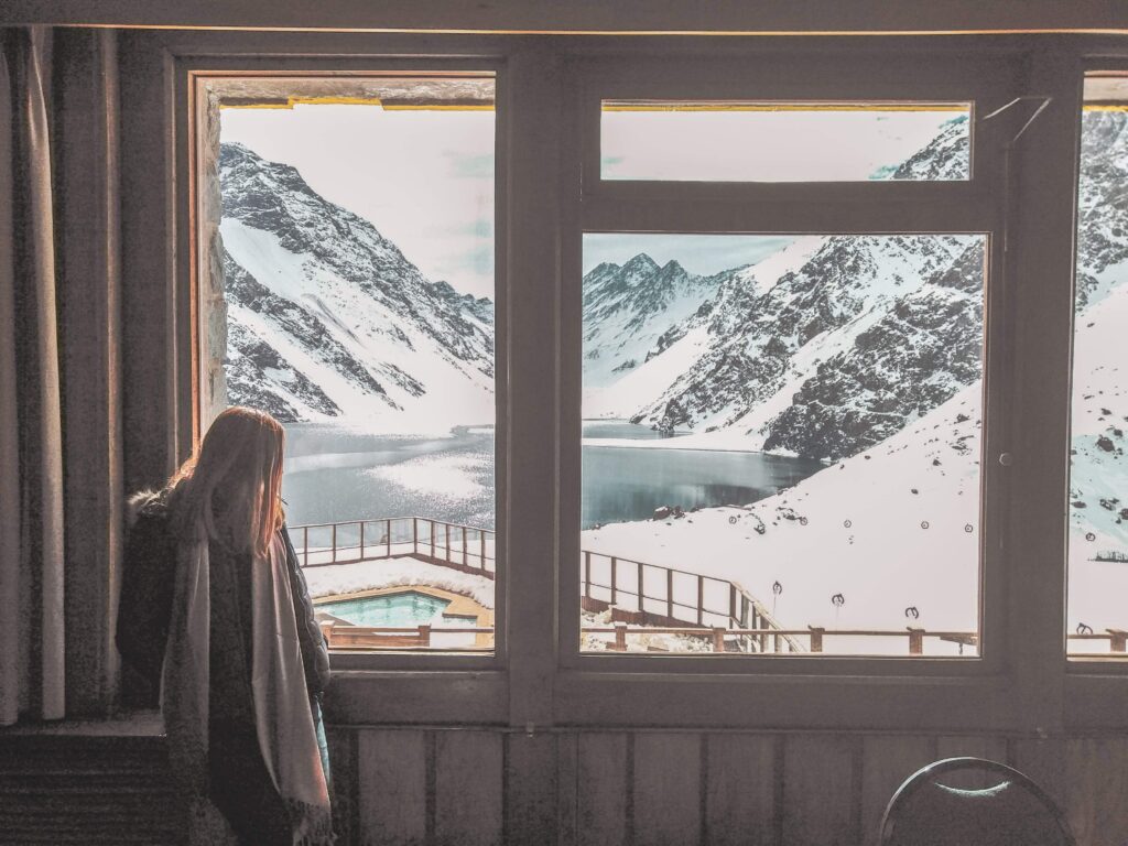 Vista do restaurante do hotel Ski Portillo para a Laguna del Inca