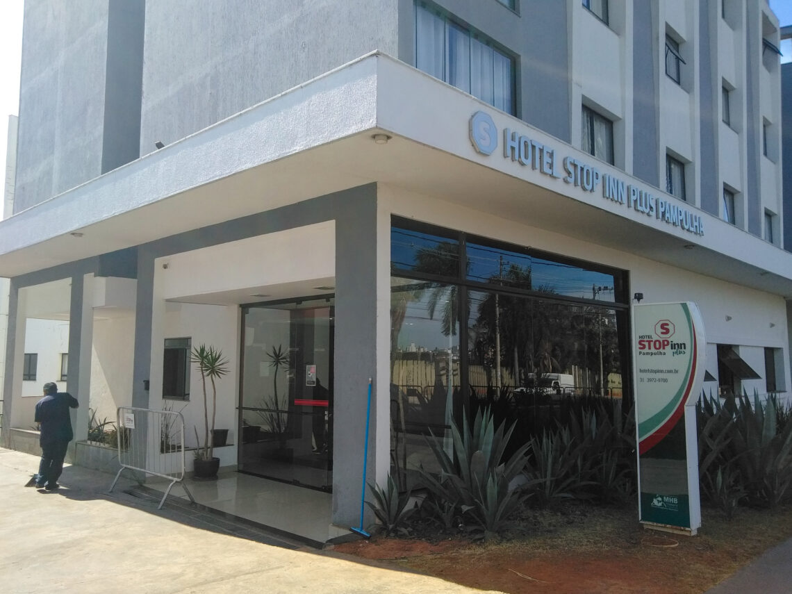 Fachada cinza do Stop Inn Plus Pampulha
