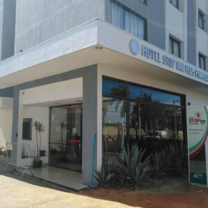 Fachada cinza do Stop Inn Plus Pampulha