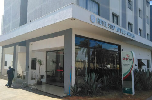 Fachada cinza do Stop Inn Plus Pampulha