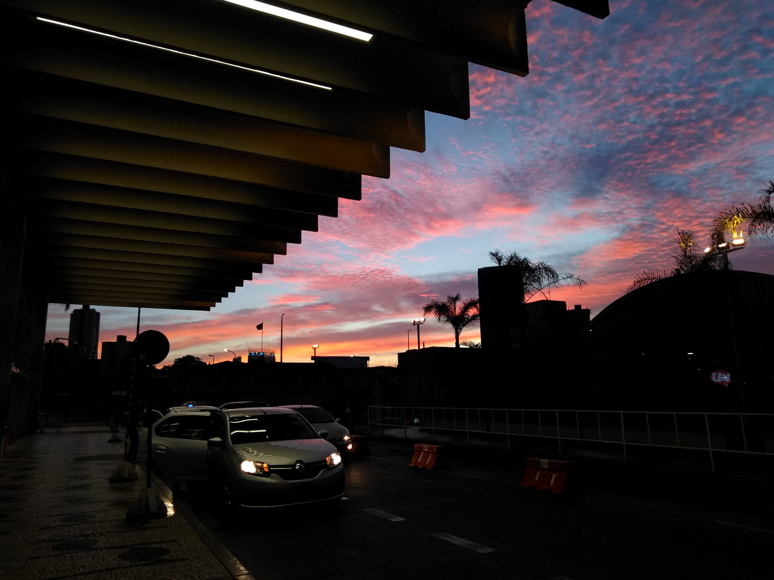 Nascer do Sol na rodoviária de Belo Horizonte, com o céu em tons de azul e rosa