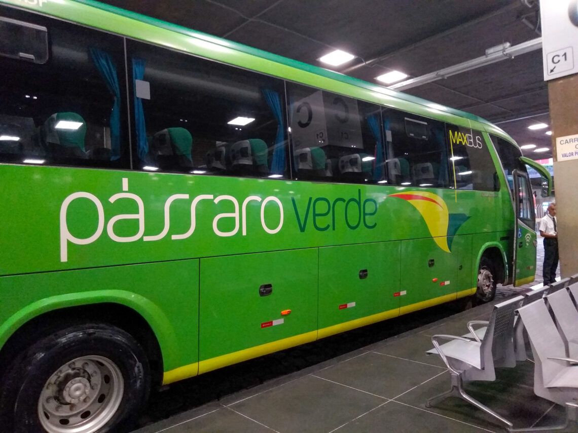 Ônibus verde da Viação Pássaro Verde na rodoviária de Belo Horizonte