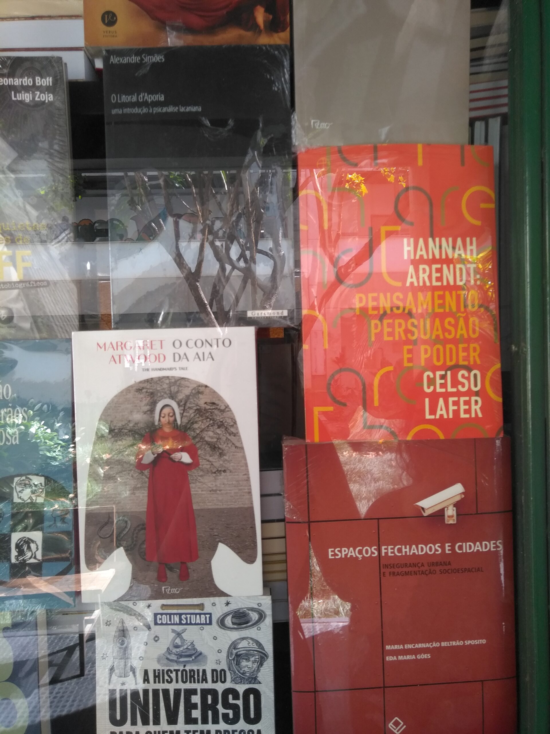 Livros em livraria da UFMG, em BH