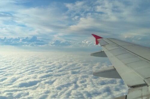 Nuvens no céu a partir de avião da LATAM