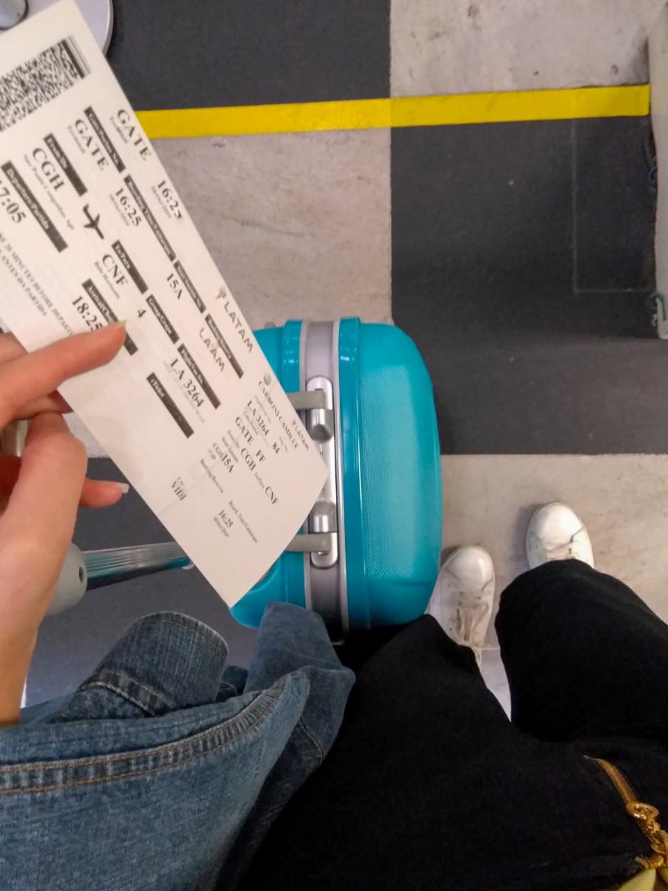 Mostrando a passagem aérea e a mala com o chão quadriculado do Aeroporto de Congonhas
