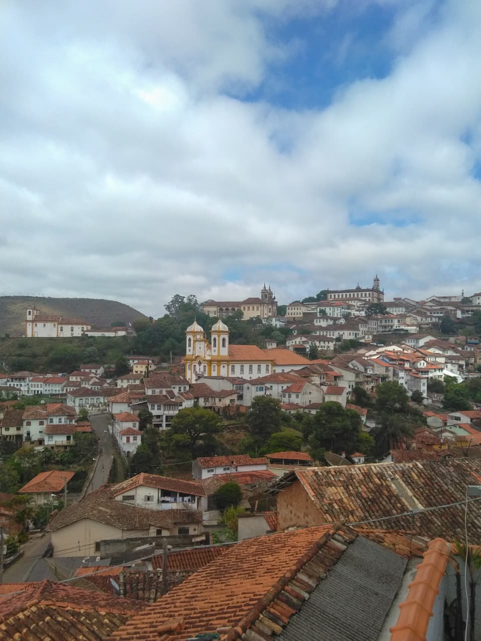 Vista da varanda do café da manhã da Escadaria Vila Rica Pousada & Hostel para a cidade de Ouro Preto