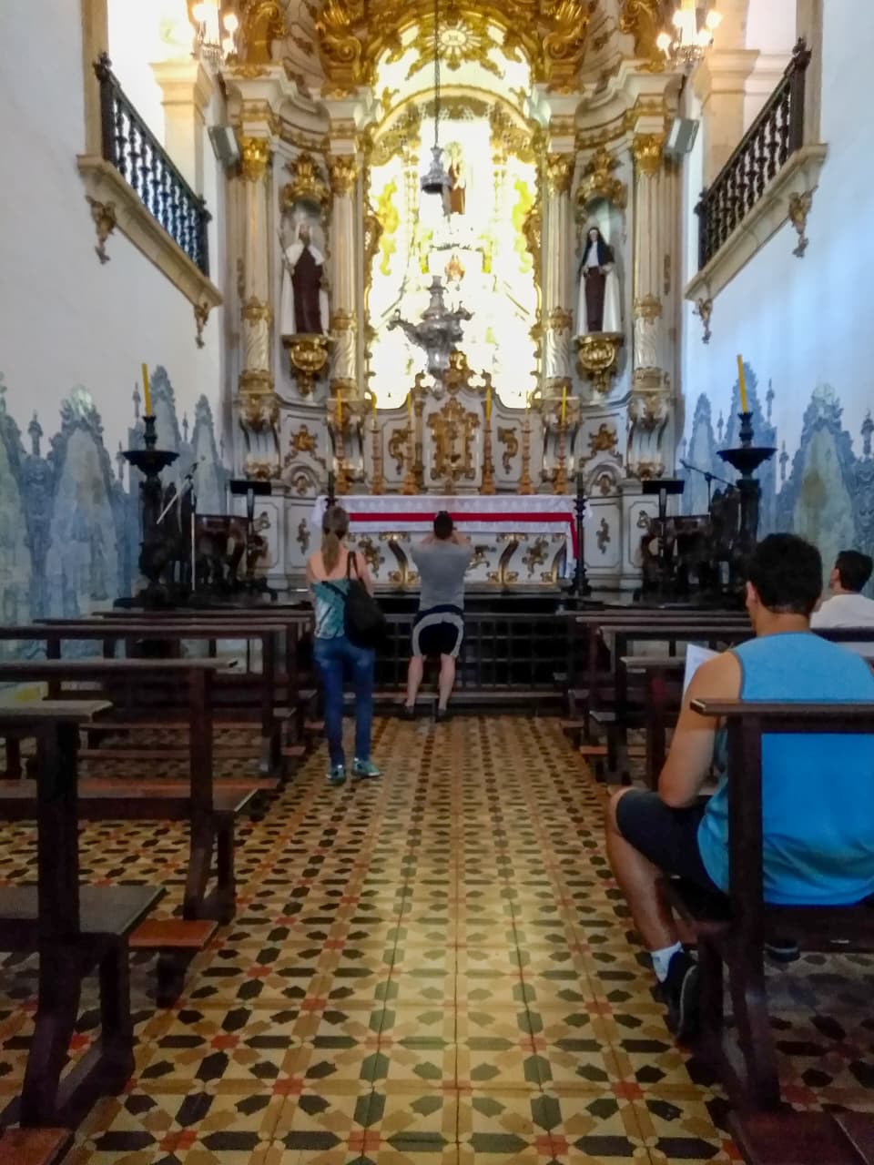 Interior e altar da Igreja de Nossa Senhora do Carmo, com destaque para a decoração com azulejos portugueses