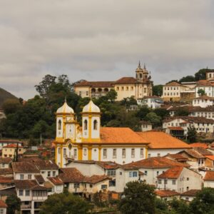 Vista panorâmica de Ouro Preto, com igerjas e casas históricas