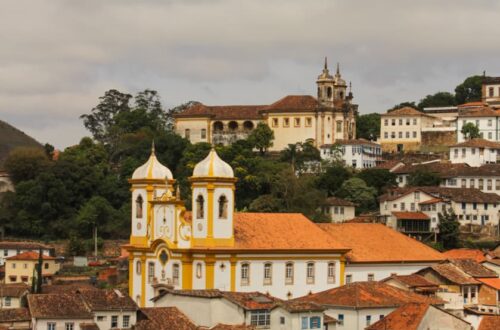 Vista panorâmica de Ouro Preto, com igerjas e casas históricas