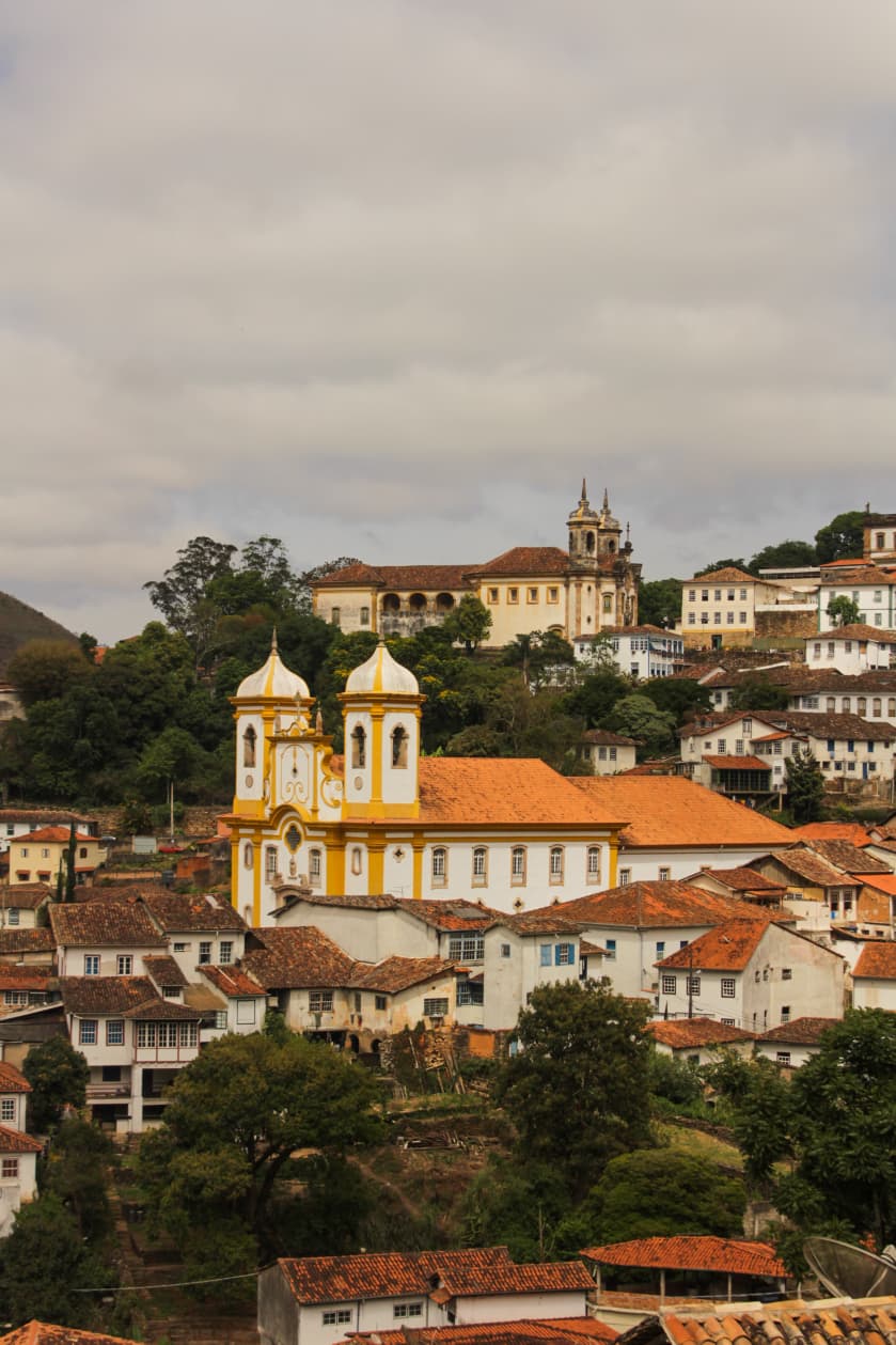 Vista panorâmica de Ouro Preto, com igerjas e casas históricas