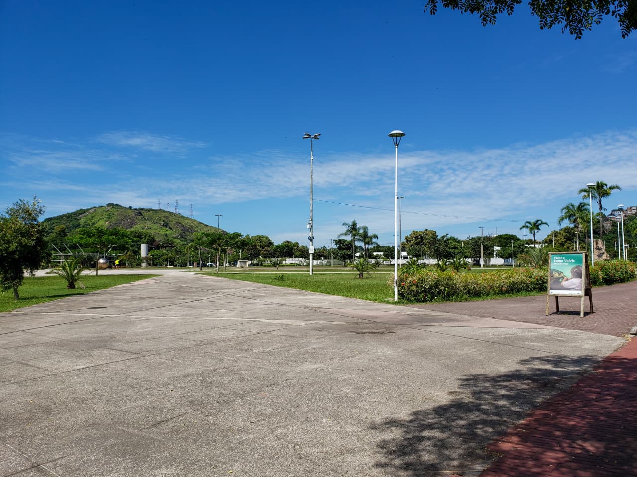 Praça do Papa em Vitória, com chão em concreto e céu azul