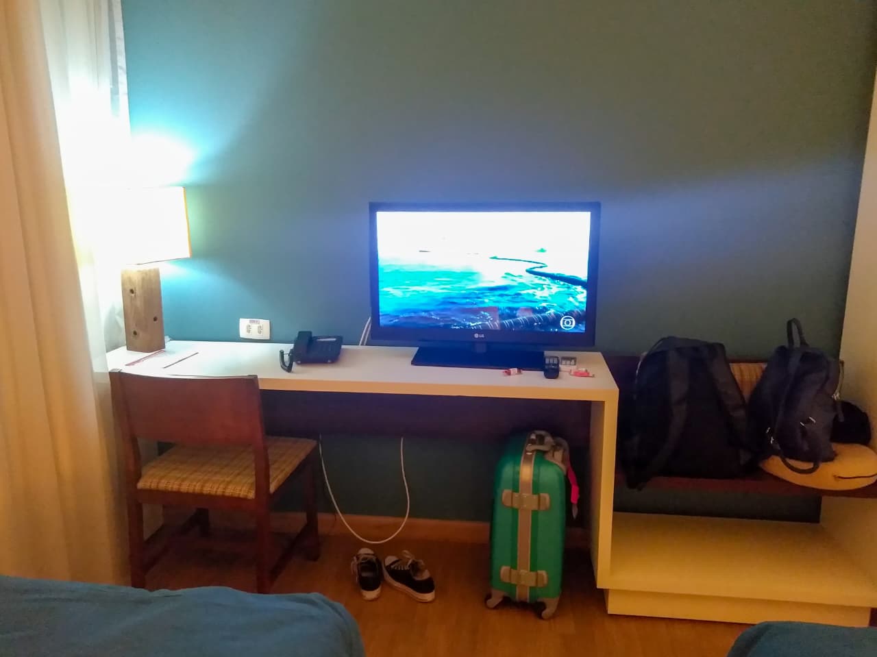 Quarto com 2 camas de solteiro do hotel, com a mesa de trabalho e a televisão