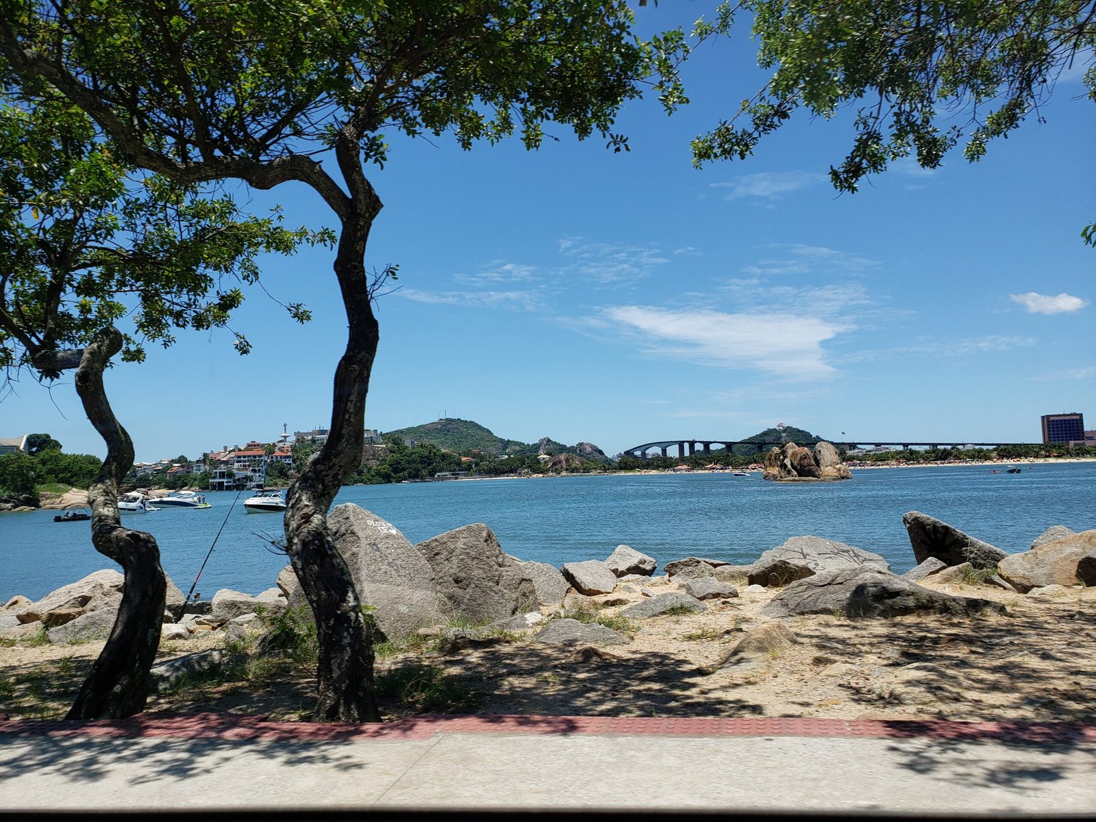 Vista da ponte a caminho da Ilha do Frade em Vitória