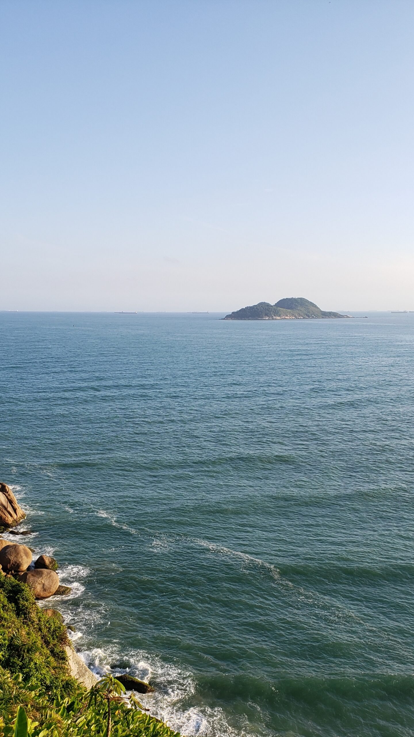 Foto do mar do Guarujá ao viajar para a praia na pandemia