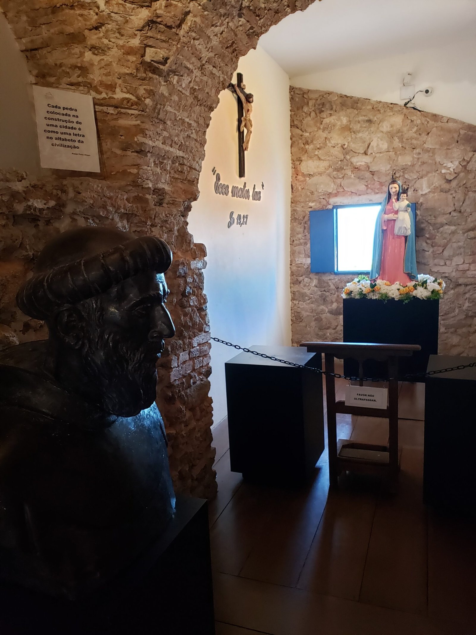 Interior do Museu de Arte Sacra, com paredes de pedra