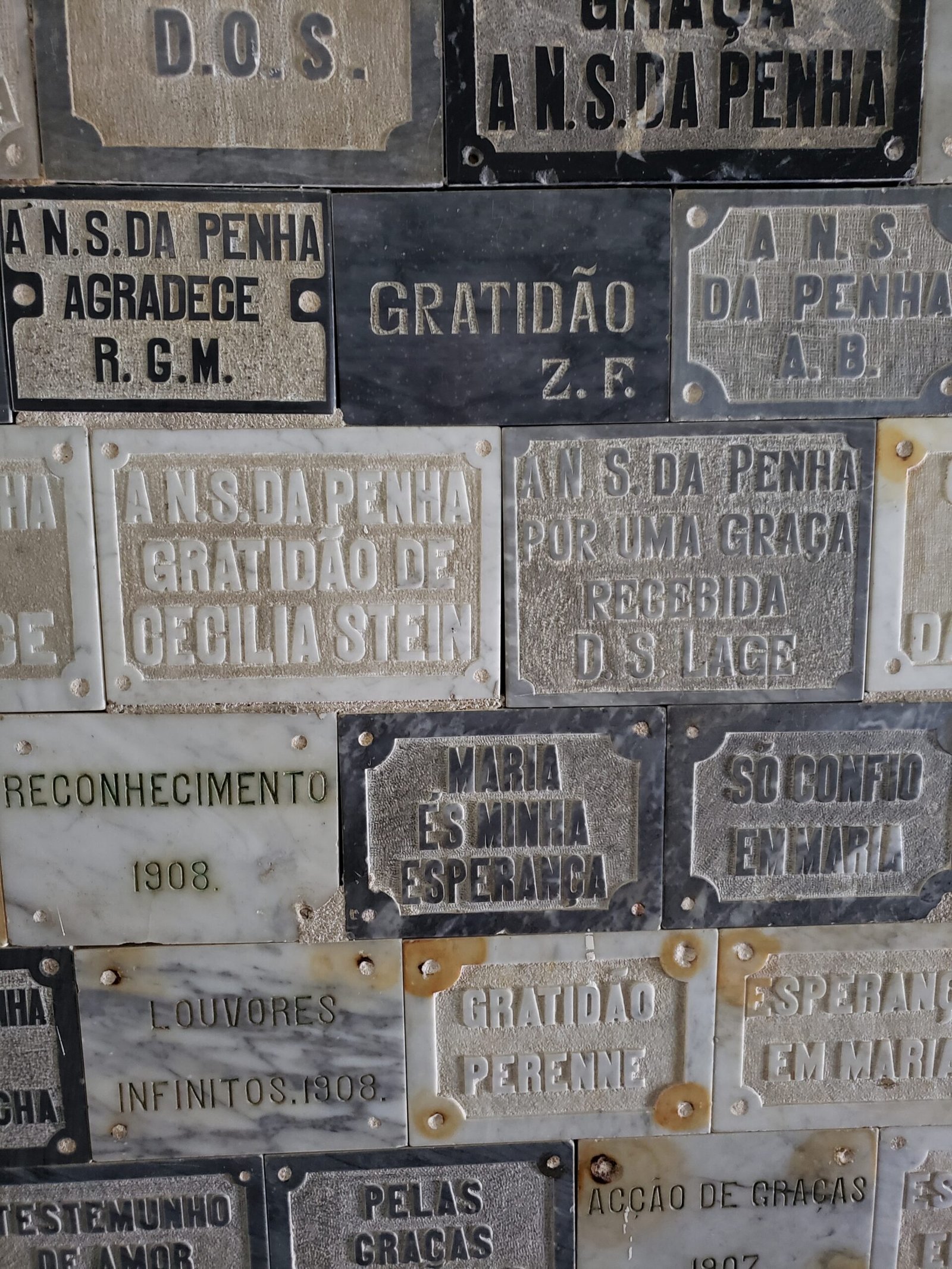Placas de agradecimento nas paredes internas do Convento