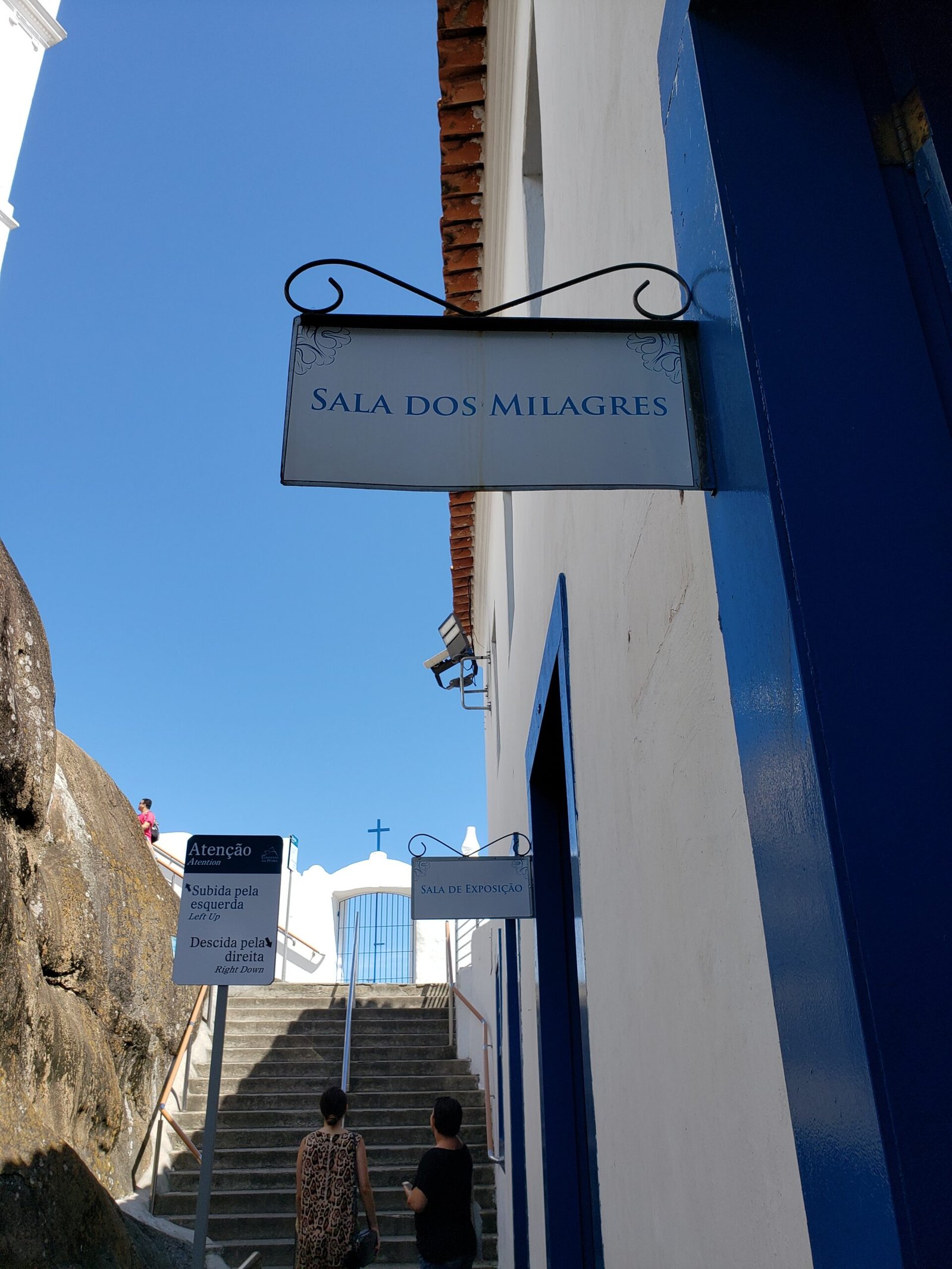 Placa de entrada da Sala dos Milagres, na escadaria