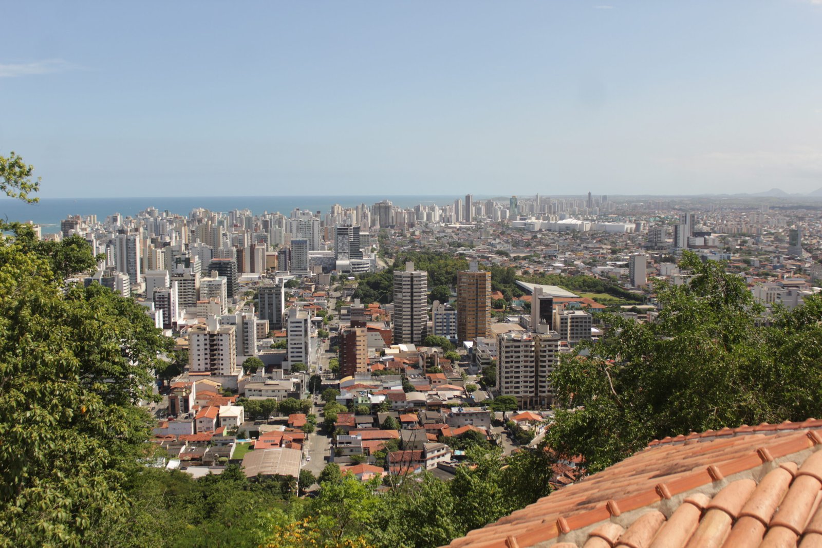 Vista de Vila Velha, com muitos prédios, a partir de uma das janelas da edificação principal