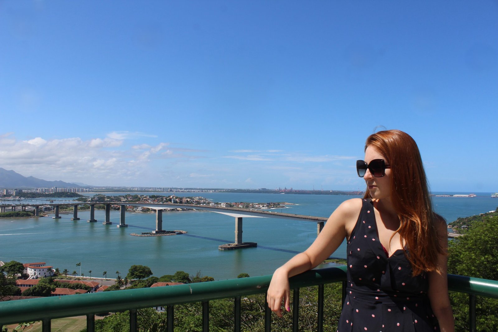 Mulher na direita no mirante com vista para Terceira Ponte e cidade de Vitória